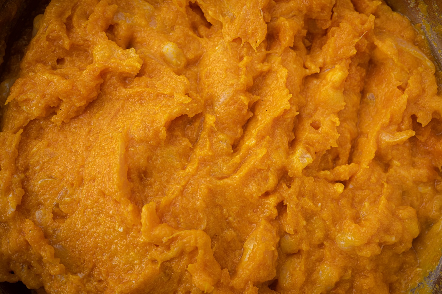 Calabaza rellena de queso y cebolla dulce, cocida entre brasas